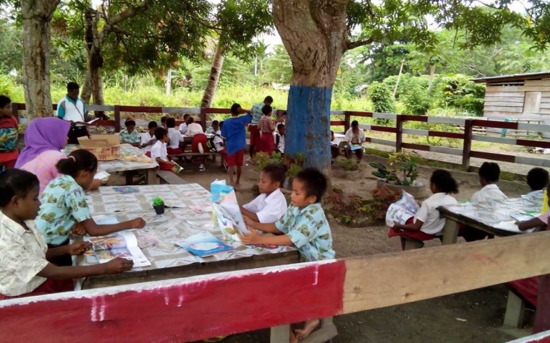 Kegiatan membaca buku bersama dilakukan murid-murid SD Inpres 62 Kampung Gaya Baru di Manokwari Selatan (koleksi pribadi).