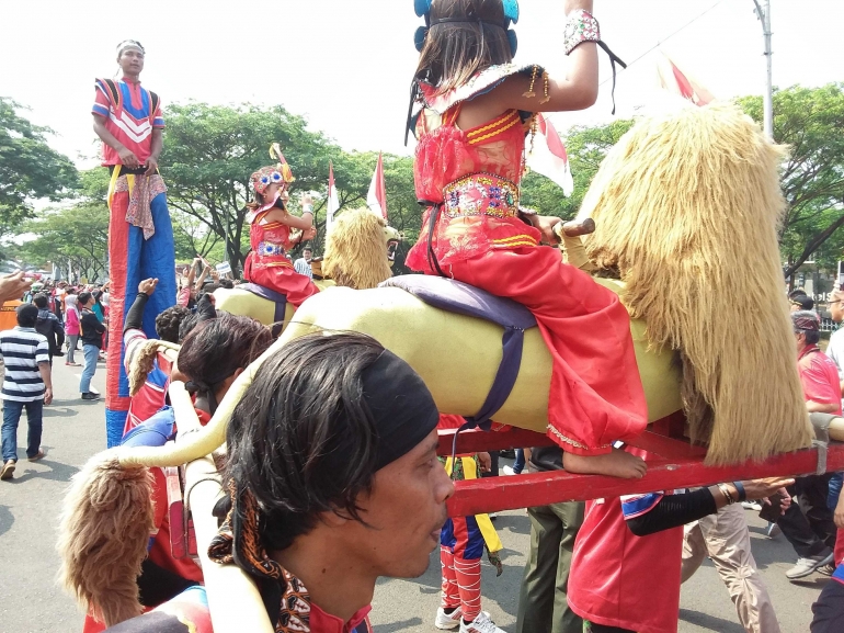 Sisingaan menyambut api Asian Games. Foto | Dokpri