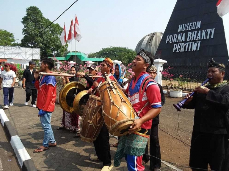 Alat musik khas Sunda ikut tampil. Foto | Dokpri