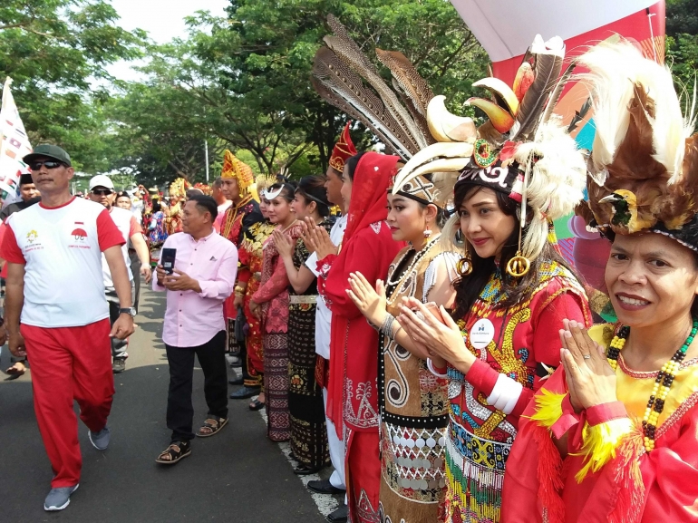 Dari berbagai etnis ikut nyambut api Asian Games. Foto | Dokpri