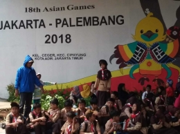 Anak-anak sekolah tengah menanti api Asian Games 2018. Foto | Dokpri