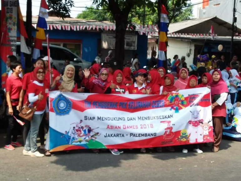 Ibu PKK Kel. Ceger pun ikut menyambut api Asian Games. Foto |Dokpri