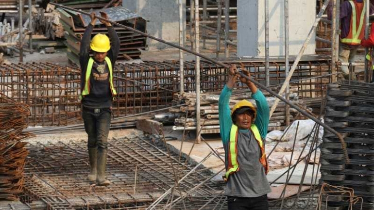 Buruh bangunan atau pekerja sektor konstruksi (sumber: kumparan.com)