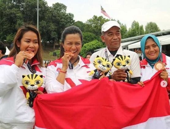 Dinda dan tim Indonesia saat meraih medali perunggu di SEA Games 2017/foto instagram.com/delliedinda