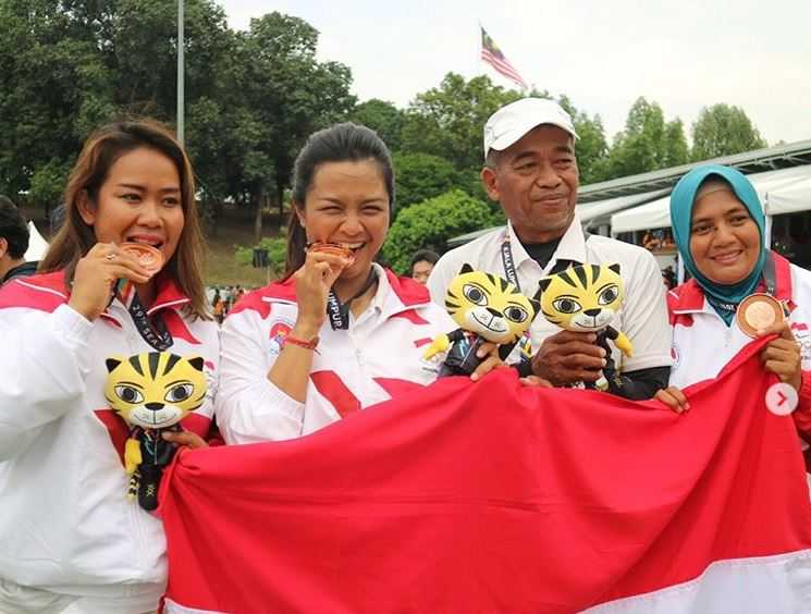 Dinda dan tim Indonesia saat meraih medali perunggu di SEA Games 2017/foto instagram.com/delliedinda