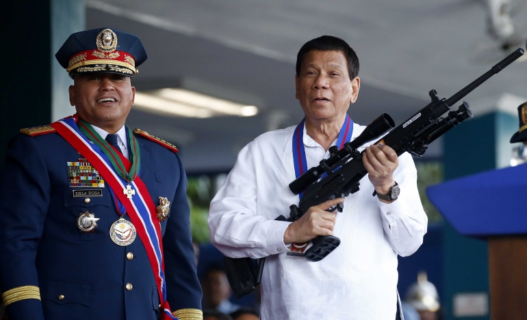 Presiden Duterte memegang senjata buatan Israel | i24news.tv