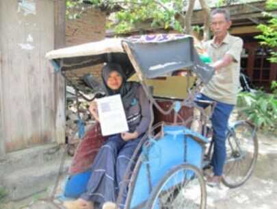 Herayati di dalam becak sang ayah Sawiri (Foto:BantenRaya.com)