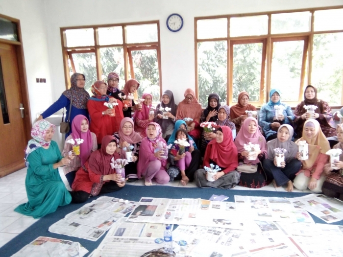 Crafter mmebuat bunga sabun dengan vas dari daur ulang limbah | dokpri