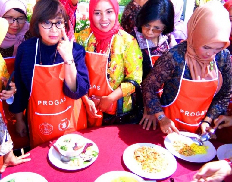 Ibu Dr NIken, memberikan banyak sekali pengetahuan dan pemahaman tentang gizi, kalori, dan kebutuhan sarapan anak, serta cara mengolah makanan agar gizinya tidak rusak oleh proses pemasakan