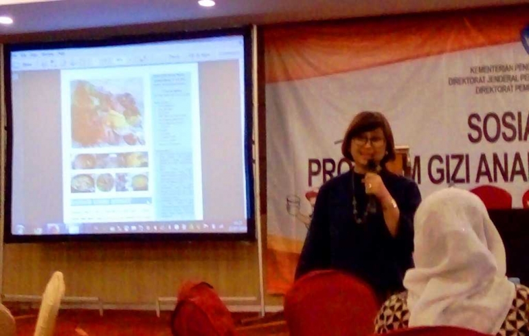 Ibu Dr Niken , penjelasan tentang gizi anak sekolah , dan cara mengolah makanan dnegan benar