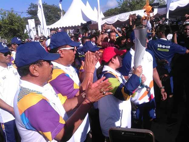Menteri Puan Maharani membawa api Asian Games 2018 saat kegiatann pawai obor (Torch Relay) yang digelar  di Pantai Kuta Bali Tanggal 23 Juli 2018 (Sumber: dokumen pribadi)
