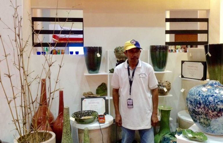 Wahyu Hariyadi dari Patuha Gallery tidak takut bersaing dengan produk dari luar negeri. (foto dokumentasi pribadi)