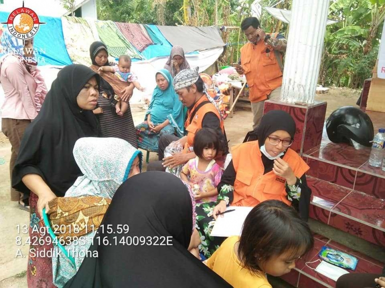 Relawan medis melayani warga di sebuah desa terisolir di Lombok Utara NTB (Dok. pribadi 13-8-2018)
