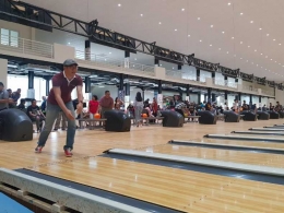 Mencoba bermain bowling (sumber : deddyhuang.com)