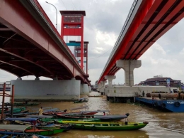 Jembatan Ampera dan LRT (sumber : deddyhuang.com)