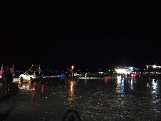 Kapal Phinisi dan 45 Perahu berlabuh di Pantai Tanjung Bira (Dokumen Pribadi)