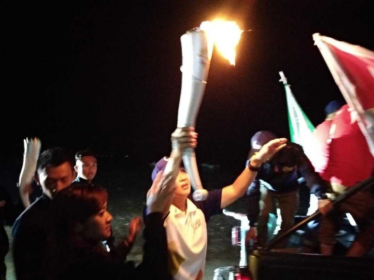 Rosiana Tendean mengarak Obor Api Asian Games di Pantai Tanjung Bira (Dokumen Pribadi)