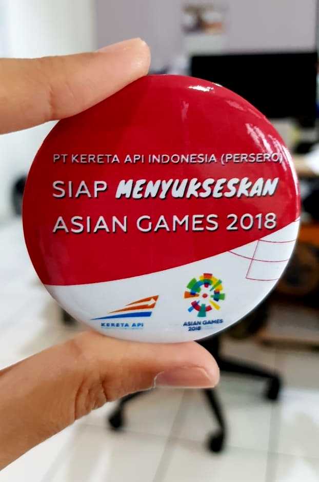 Pin dukungan KAI terhadap Asian Games 2018. (Foto: Dok. Pribadi).
