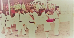 (Ket Photo: Penulis/Rendra Tris Surya/berdiri paling kiri/waktu SMA Kls 1, sedang bersiap-siap menaikkan Sang Saka Merah Putih sebagai anggota Paskibraka pada tanggal 17 Agustus 1977, di stadion "Teuku Oemar' kota Meulaboh, Aceh Barat . Di tengah berdiri membawa bendera: Yunizar, dan paling kanan: Fuady/ Photo: dok pribadi Rendra Tris)