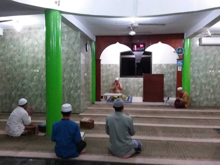 Ustaz H. Dudung tengah membaca doa usai tahlil dan baca surat yasin bersama di Masjid At Taubah. Foto | Dokpri