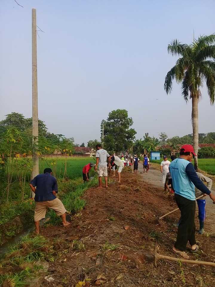momen bersih desa (sumber:facebook desa sumbergede)
