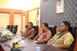 Ansar Tuba (ketiga dari kanan) bersama para Kepala OPD di Bantaeng menyaksikan Pidato Kenegaraan Jokowi (16/08/2018).
