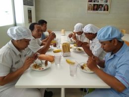 Dok.pri Karyawan Campina makan siang di kantin vegan