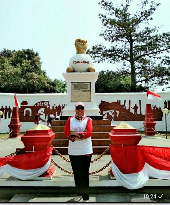 Saya di depan monumen Kebulatan Tekad| Dokumentasi pribadi