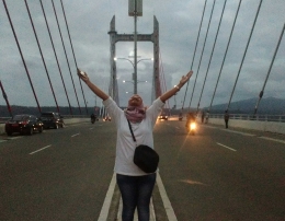 T. Firda di Jembatan Merah Putih, Kota Ambon (foto Adam Makatita)