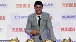 Sepatu emas Ronaldo (sumber.cnnindonesia.com)