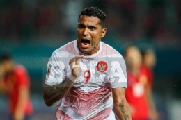 Selebrasi penyerang tim nasional U-23 Indonesia, Alberto Goncalves, seusai mencetak gol ke gawang Laos, pada pertandingan lanjutan Grup A sepak bola Asian Games 2018, di Stadion Patriot, Jumat (17/8/2018).