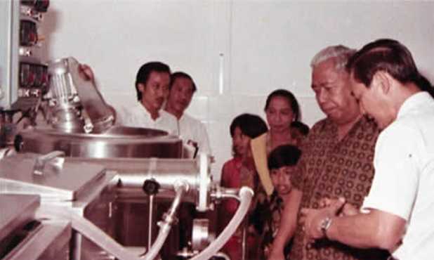 Gubernur Jawa Timur, H.M. Noer saat mengunjungi pabrik es krim pada tahun 1973 (Sumber: Campina Ice Cream)