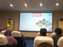 Pak Mustofa (Branch Manager) sedang memberikan presentasi tentang sejarah dan keragaman produk es krim (Sumber: dokumen pribadi)
