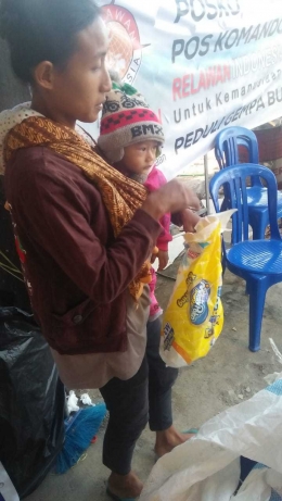 Seorang ibu dan balitanya yang sering mendatangi Posko Relawan karena anaknya sakit dan kekurangan kebutuhan pokok (dok. Tim Relindo 17/8/2018)