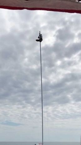 Joni memanjat Tiang bendera untuk mengambil tali yang tersangkut (capture video yang viral)