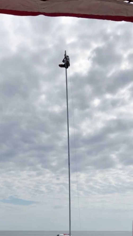 Joni memanjat Tiang bendera untuk mengambil tali yang tersangkut (capture video yang viral)