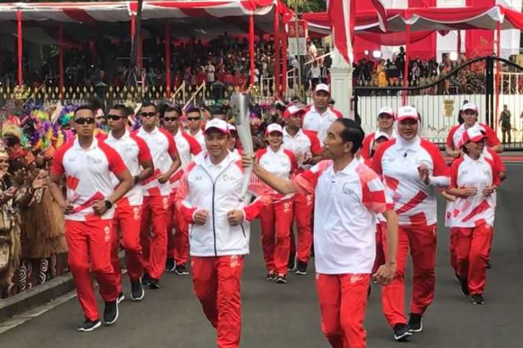 Presiden Joko Widodo saat menerima api obor Asian Games 2018 di Istana Kepresidenan, Jumat (17/8/2018).