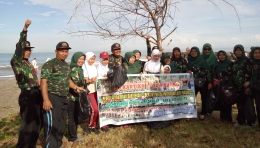 Berfoto dengan Bapak M. Yunus, S.Pd (Kepala Sekolah SD Kartika 1-10 Kota Padang)