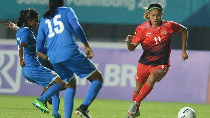 Pemain bola putri Indonesia, Muzdalifah Zahra (no.11) gemilang dalam debut di Asian Games/ (Antara Foto/Wahyu Putro A)