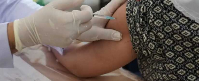 Berikan perlindungan imunisasi secara lengkap dan tepat waktu di fasilitas kesehatan terpercaya. Foto diunduh dari www.sehatnegeriku.kemkes.go.id.