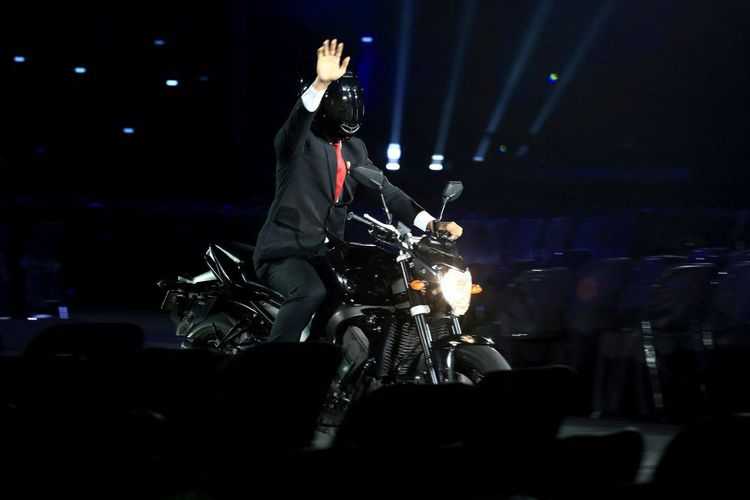 Adegan pembuka Opening Ceremony seakan-akan Presiden Jokowi datang naik motor Paspampres (gambar dari kompas.com)