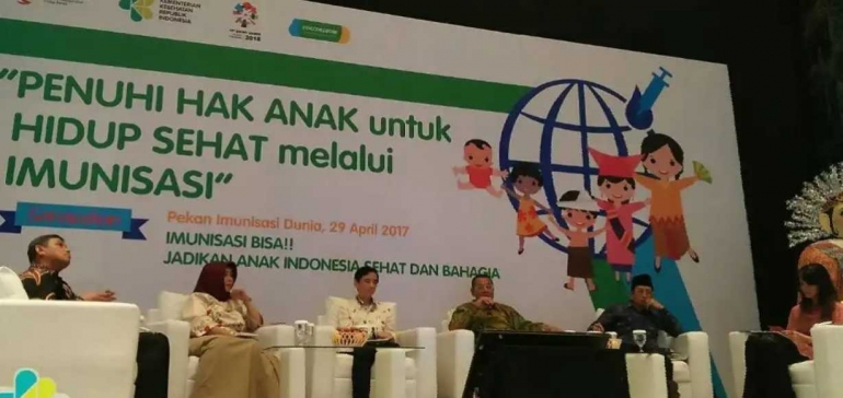 Anak memiliki hak untuk hidup sehat dan salah satu cara memenuhinya adalah melindungi mereka dari penyakit melalui imunisasi. Foto diunduh dari www.sehatnegeriku.kemkes.go.id.