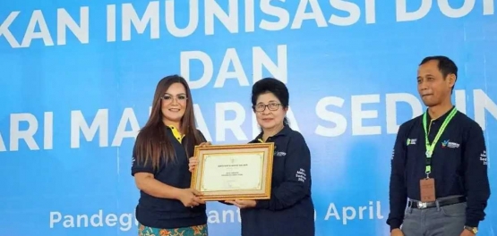 Pemberian penghargaan kepada daerah dengan capaian imunisasi tinggi di Pandeglang pada akhir April 2018. Foto diunduh dari www.sehatnegeriku.kemkes.go.id.