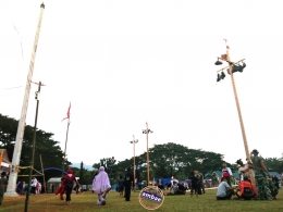 Prajurit TNI dirikan 7 tiang panjat pinang di Lapangan Lompobattang (15/08/2018).