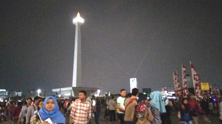 Monas padat pengunjung saat pertama kalinya pertunjukkan laser show, video mapping, dan air mancur menari dibuka untuk umum tanggal 17 Agustus 2018 (dok.windhu)