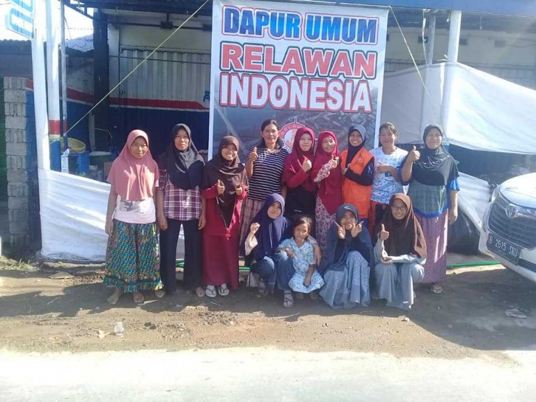 Para relawan dapur umum dari mahasiswa dan pengungsi (dok. RELINDO 16-8-2018)