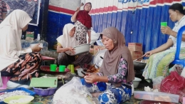 Aktivitas ibu-ibu korban pengungsi di Lombok Utara yang menjadi relawan dapur umum (dok. Har, 19-8-2018)