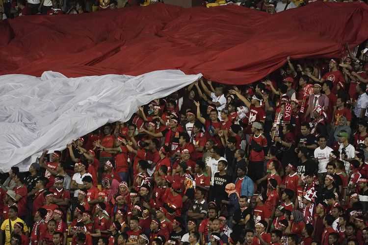 Suporter Indonesia memberi dukungan kepada timnas Indonesia. (ANTARA FOTO/WAHYU PUTRO A)