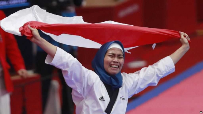Ekspresi Defia Rosmaniar setelah mendapat medali emas yang menjadi raihan emas pertama bagi kontingen Indonesia di Asian Games 2018/Foto: VOAIndonesia