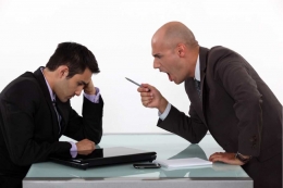 Tekanan di tempat kerja dapat menjadi penyebab perilaku agresif. Sumber: alert.psychnews.org